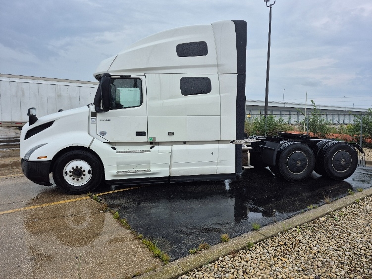 2023 Volvo VNL 760 in Chicago (Chicago Ridge), IL — photo 4