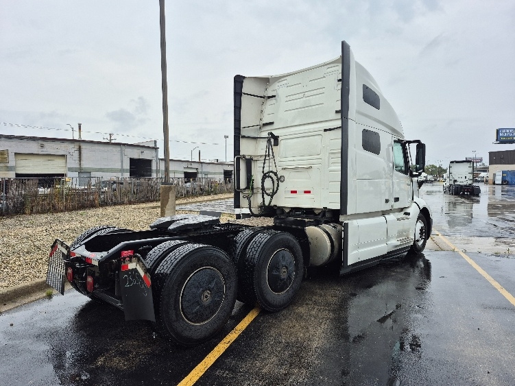 2023 Volvo VNL 760 in Chicago (Chicago Ridge), IL — photo 7