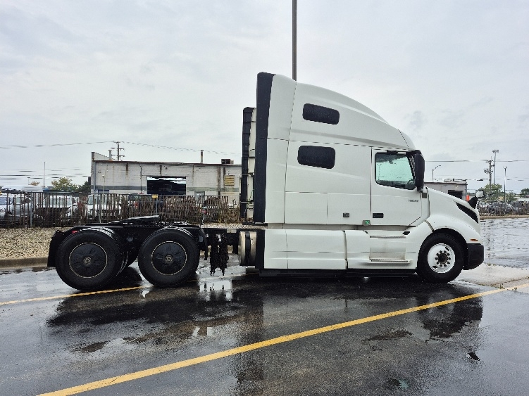 2023 Volvo VNL 760 in Chicago (Chicago Ridge), IL — photo 8