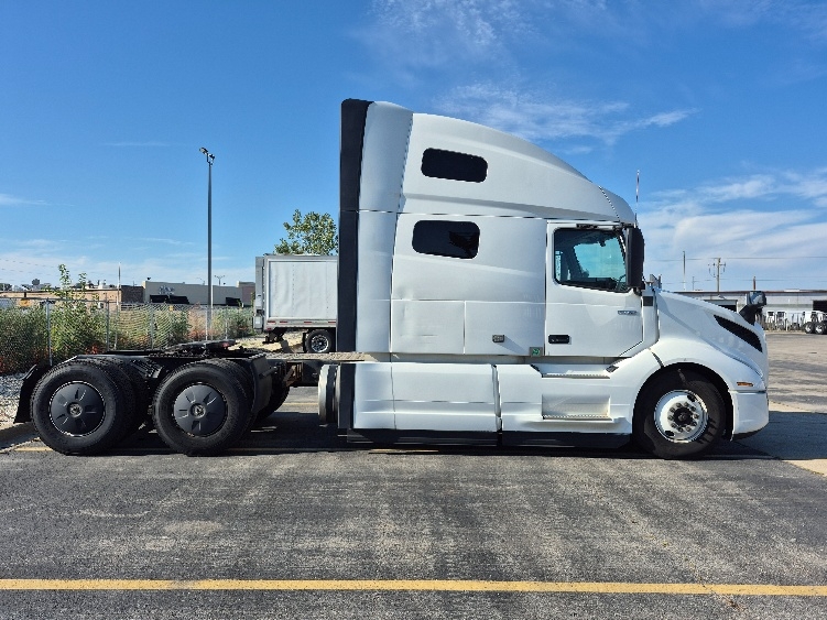 2023 Volvo VNL 760 in Chicago (Chicago Ridge), IL — photo 8