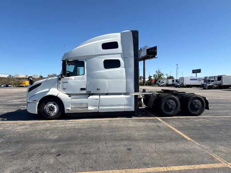 2023 Volvo VNL 760 in Chicago (Chicago Ridge), IL — photo 4