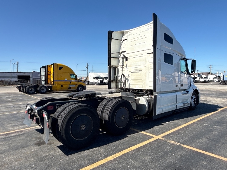 2023 Volvo VNL 760 in Chicago (Chicago Ridge), IL — photo 7
