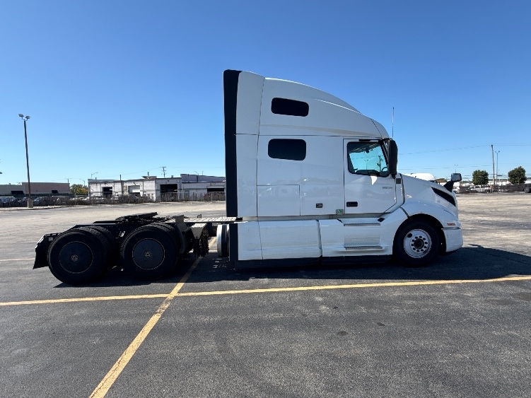 2023 Volvo VNL 760 in Chicago (Chicago Ridge), IL — photo 8