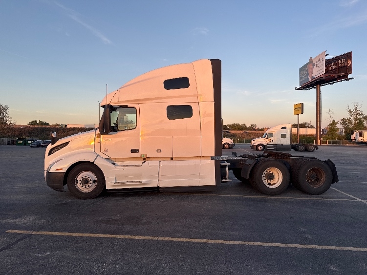 2023 Volvo VNL 760 in Chicago (Chicago Ridge), IL — photo 4