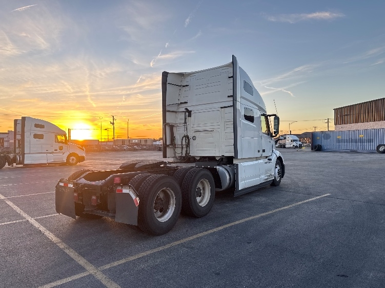 2023 Volvo VNL 760 in Chicago (Chicago Ridge), IL — photo 7