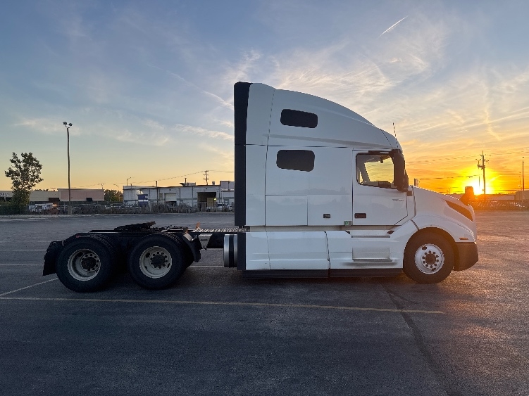 2023 Volvo VNL 760 in Chicago (Chicago Ridge), IL — photo 8