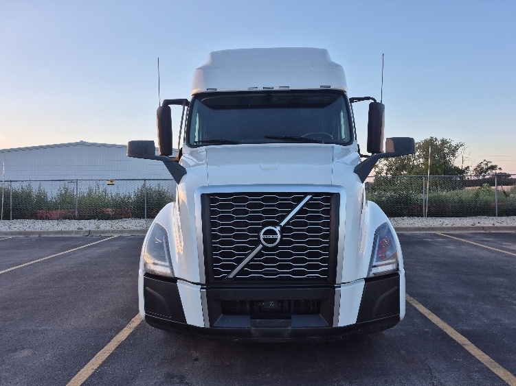 2023 Volvo VNL 760 in Chicago (Melrose Park), IL — photo 2