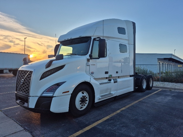 2023 Volvo VNL 760 in Chicago (Melrose Park), IL — photo 3
