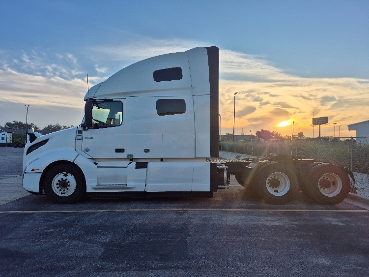2023 Volvo VNL 760 in Chicago (Melrose Park), IL — photo 4