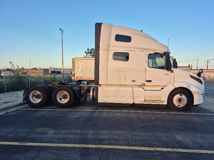 2023 Volvo VNL 760 in Chicago (Melrose Park), IL — photo 8