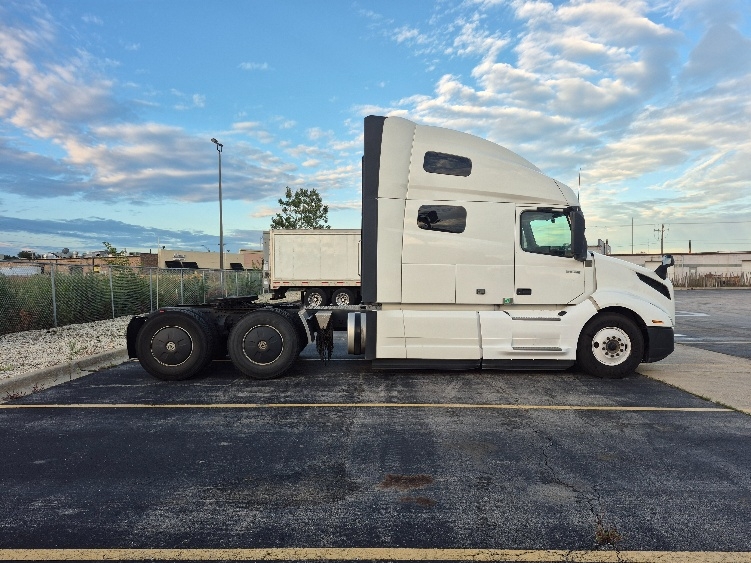 2023 Volvo VNL 760 in Chicago (Chicago Ridge), IL — photo 8