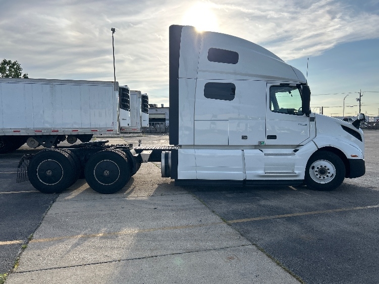 2023 Volvo VNL 760 in Chicago (Chicago Ridge), IL — photo 8