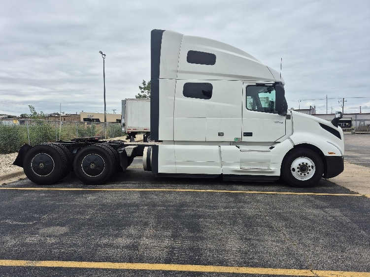 2023 Volvo VNL 760 in Chicago (Chicago Ridge), IL — photo 8