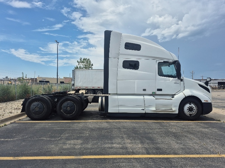 2023 Volvo VNL 760 in Chicago (Chicago Ridge), IL — photo 8