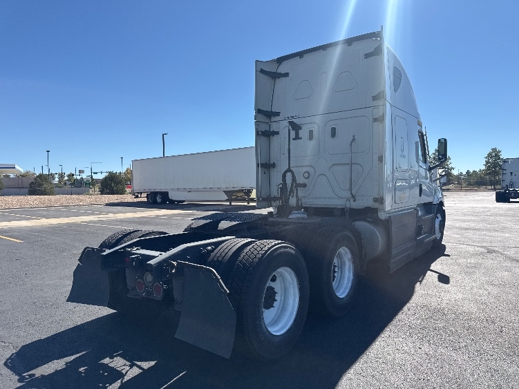 2023 Freightliner Cascadia in Denver, CO — photo 7