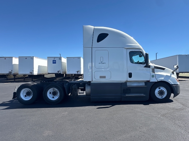 2023 Freightliner Cascadia in Denver, CO — photo 8