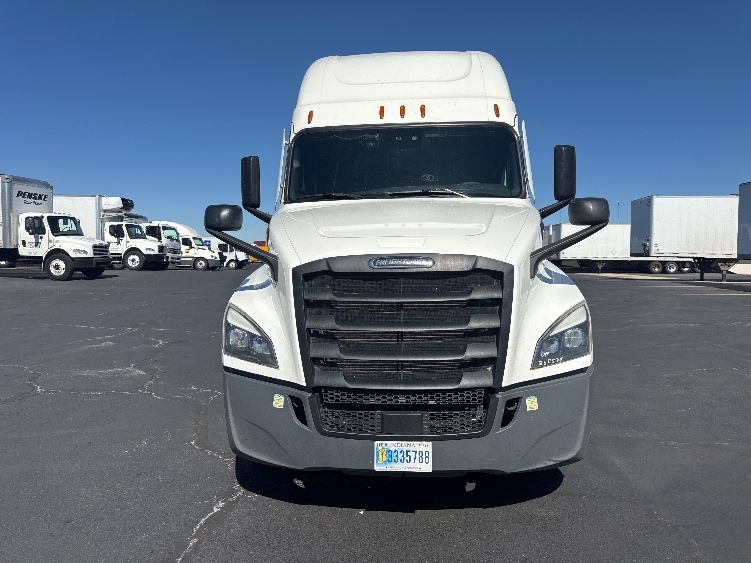 2023 Freightliner Cascadia in Denver, CO — photo 2