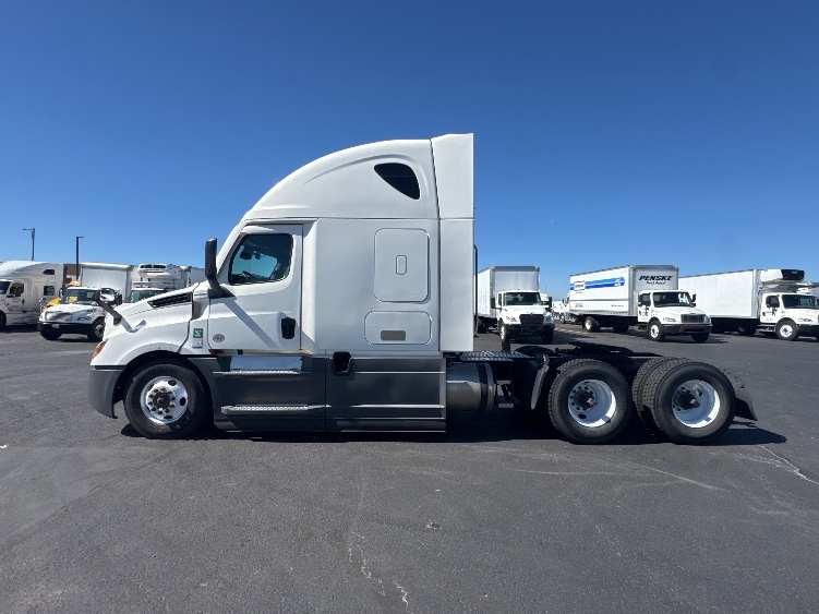 2023 Freightliner Cascadia in Denver, CO — photo 4