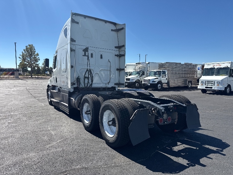 2023 Freightliner Cascadia in Denver, CO — photo 5