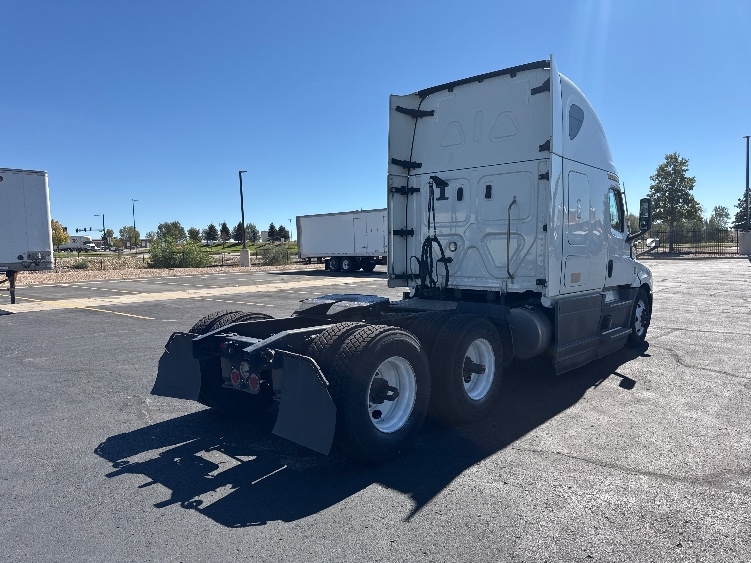 2023 Freightliner Cascadia in Denver, CO — photo 7