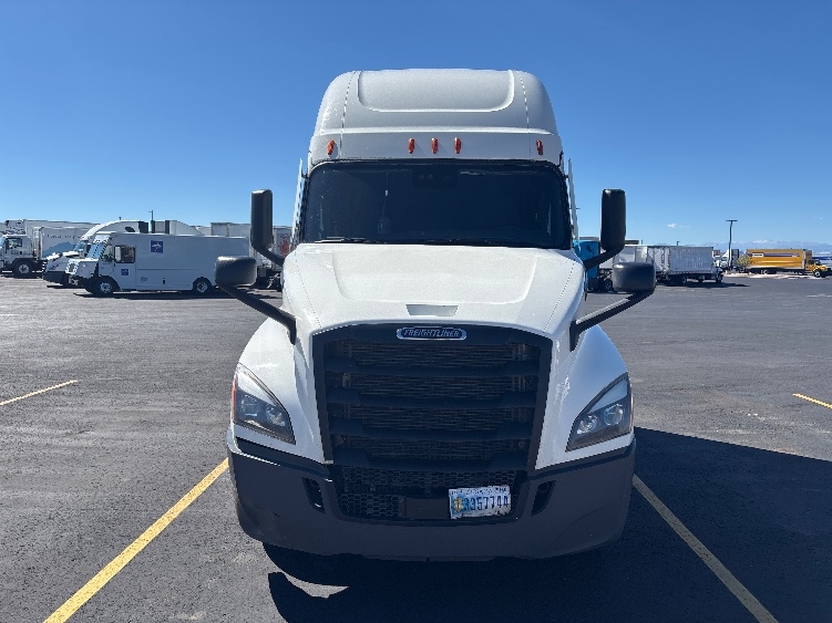 2023 Freightliner Cascadia in Aurora, CO — photo 2