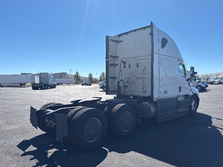 2023 Freightliner Cascadia in Aurora, CO — photo 7