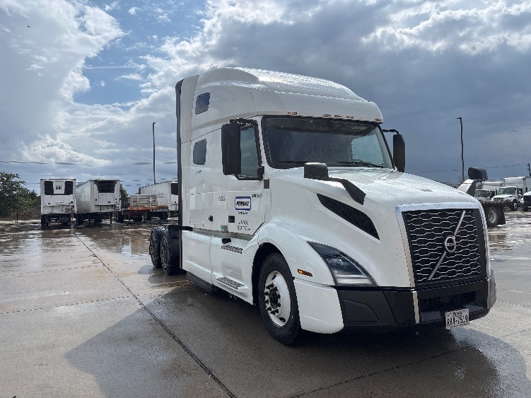 2023 Volvo VNL 760 in Arlington, TX