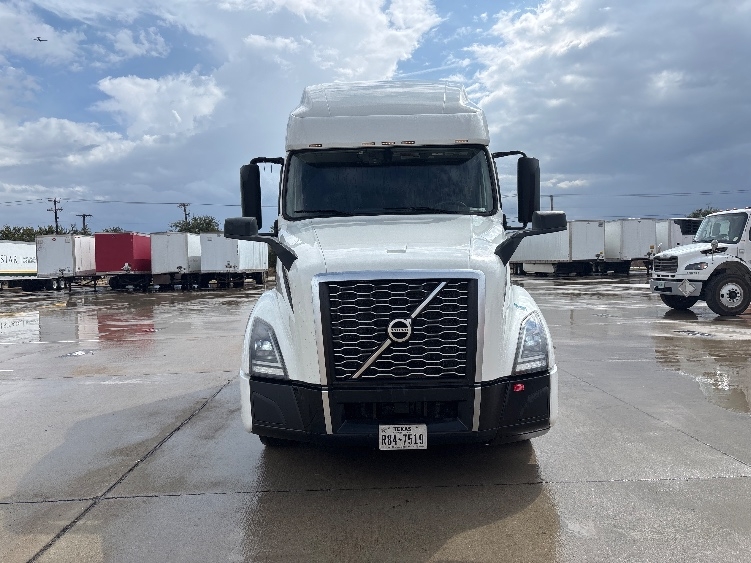 2023 Volvo VNL 760 in Arlington, TX — photo 2