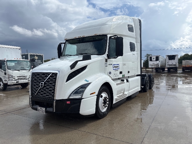 2023 Volvo VNL 760 in Arlington, TX — photo 3