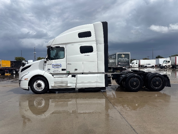 2023 Volvo VNL 760 in Arlington, TX — photo 4