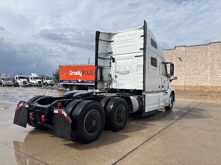 2023 Volvo VNL 760 in Arlington, TX — photo 7
