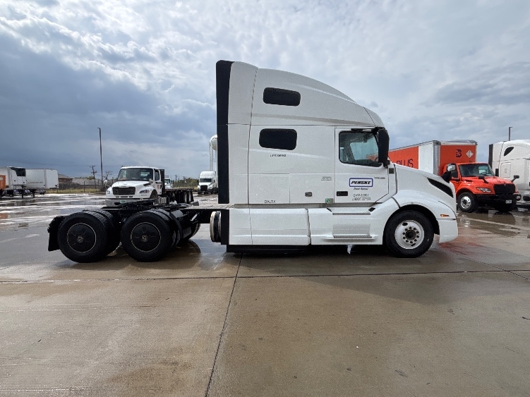 2023 Volvo VNL 760 in Arlington, TX — photo 8