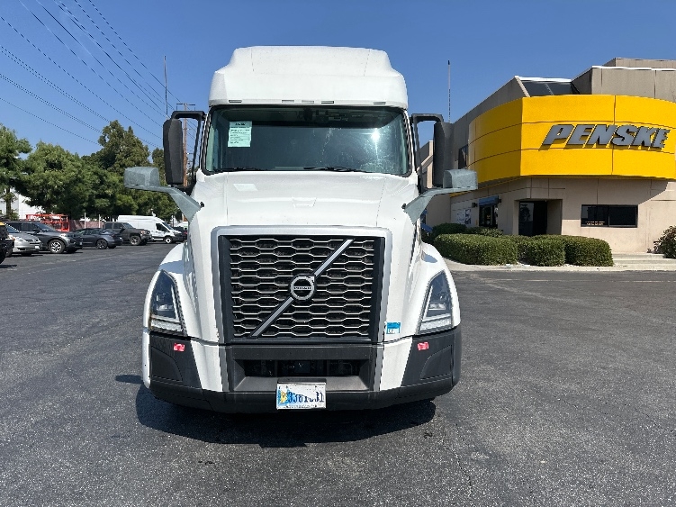 2023 Volvo VNL 760 in Torrance, CA — photo 2
