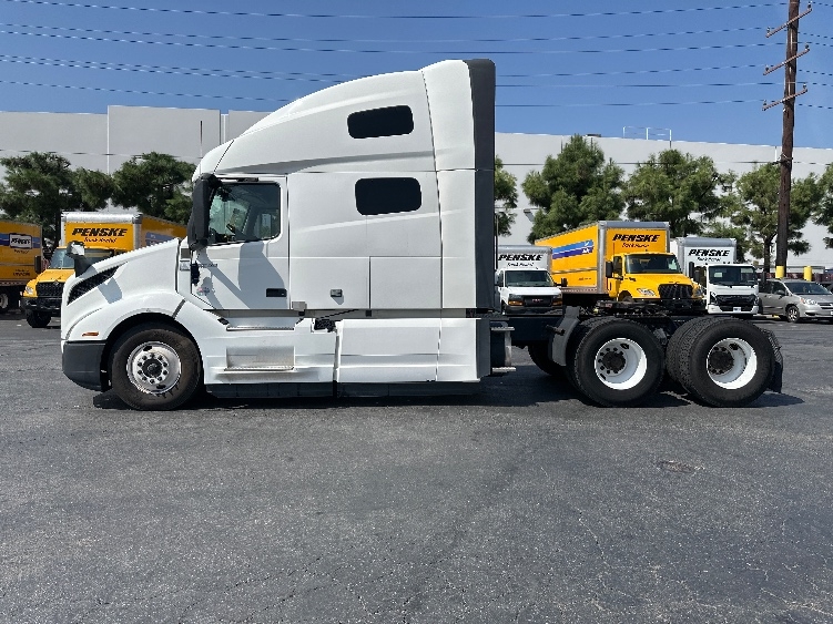 2023 Volvo VNL 760 in Torrance, CA — photo 4