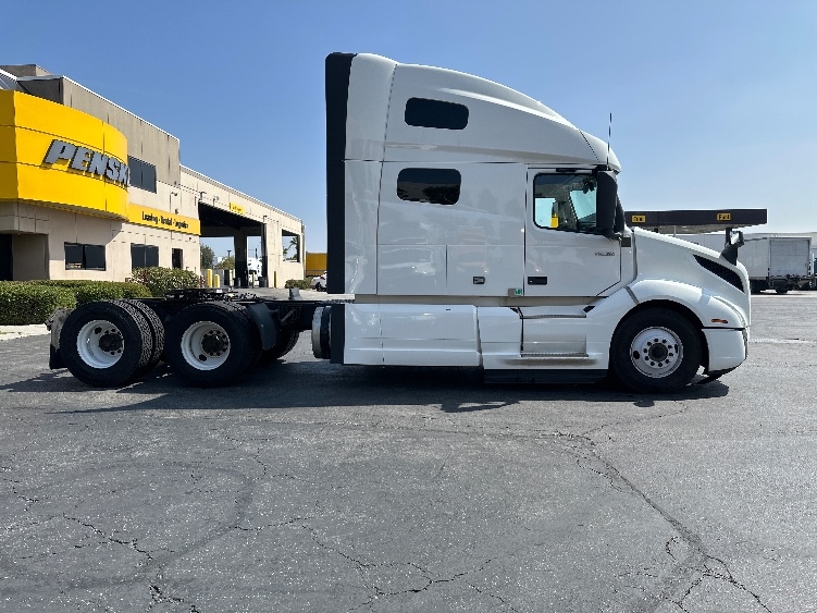 2023 Volvo VNL 760 in Torrance, CA — photo 8