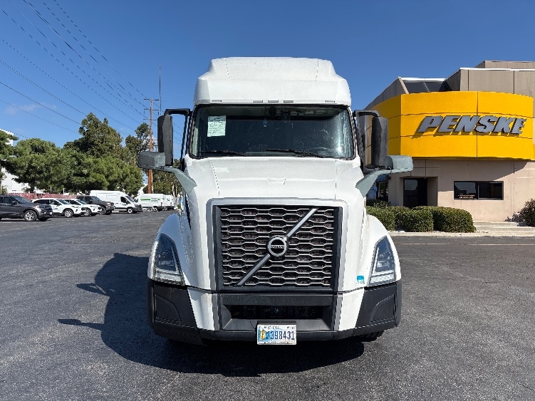 2023 Volvo VNL 760 in Torrance, CA — photo 2