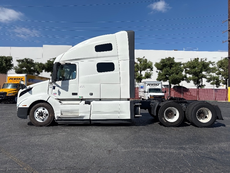 2023 Volvo VNL 760 in Torrance, CA — photo 4