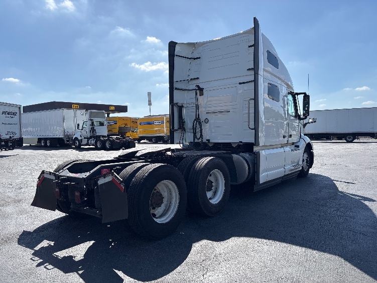 2023 Volvo VNL 760 in Torrance, CA — photo 7