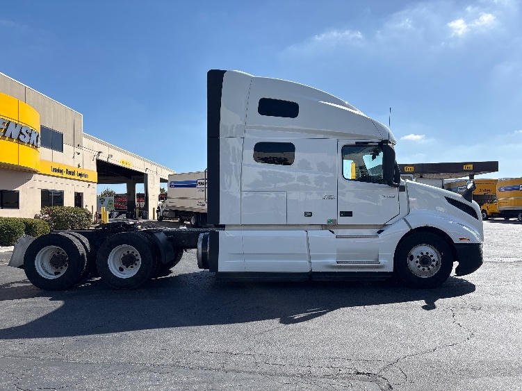 2023 Volvo VNL 760 in Torrance, CA — photo 8