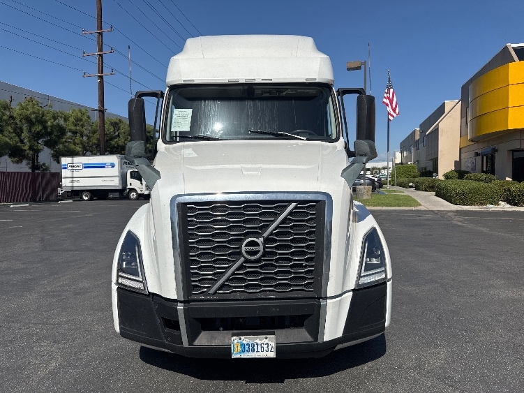 2023 Volvo VNL 760 in Fontana, CA — photo 2