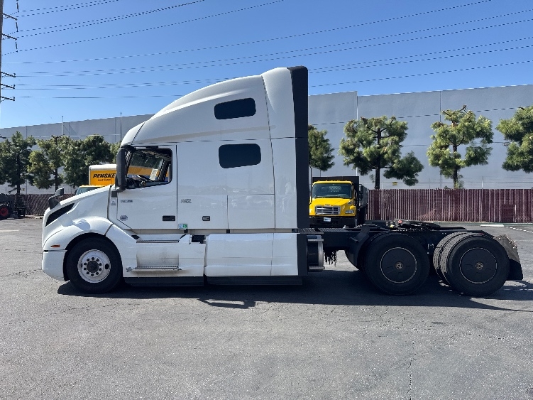 2023 Volvo VNL 760 in Fontana, CA — photo 4