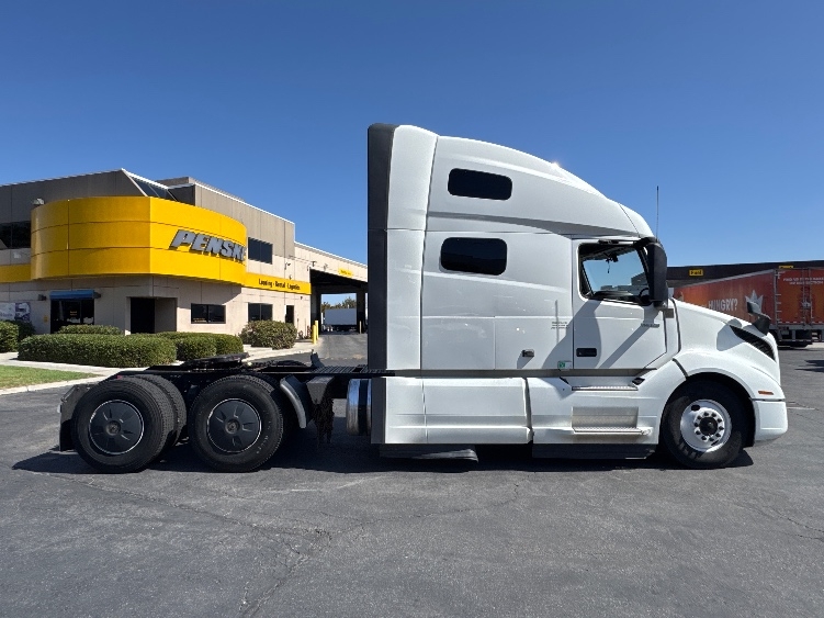 2023 Volvo VNL 760 in Fontana, CA — photo 8